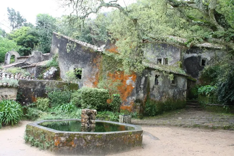 Stone cells of the Convento dos Capuchos among forest boulders